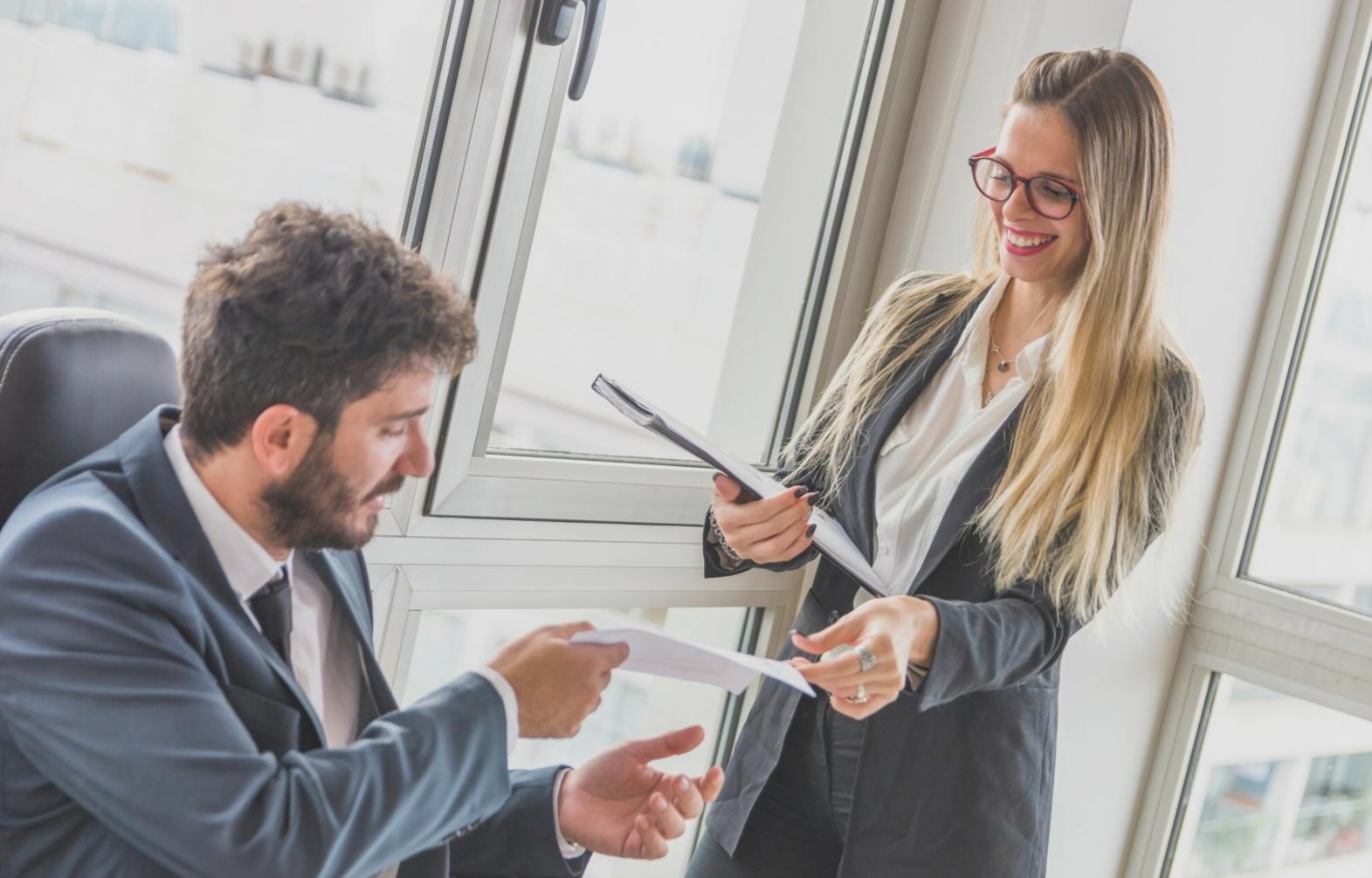 Teilnehmende arbeiten gemeinsam an Finanzanalysen